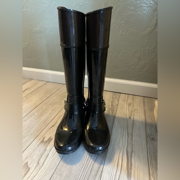 Michael Kors brown and black rain boots. Size 8 - Picture 4 of 7